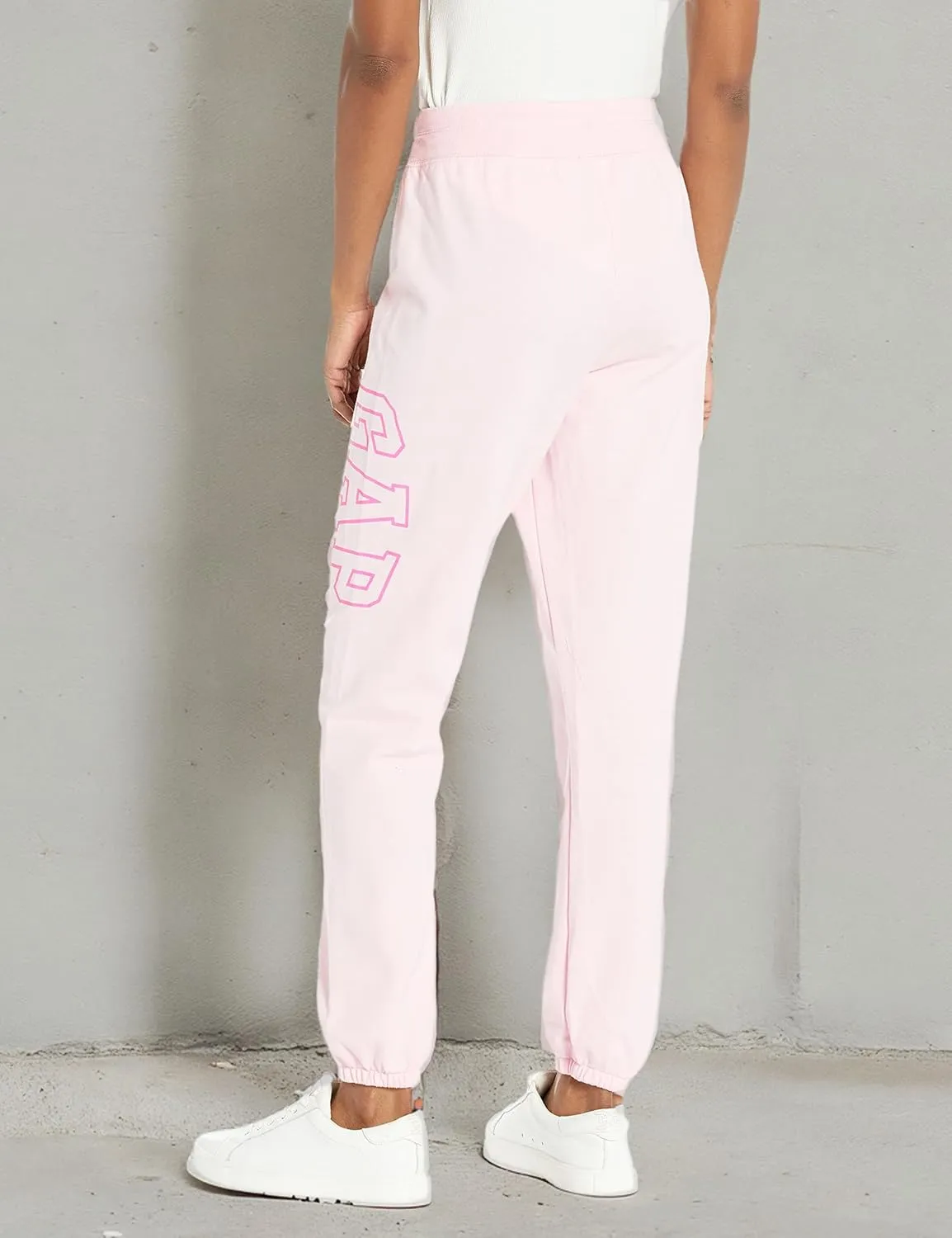 GAP Women's Oversized Logo Fleece Jogger Sweatpants